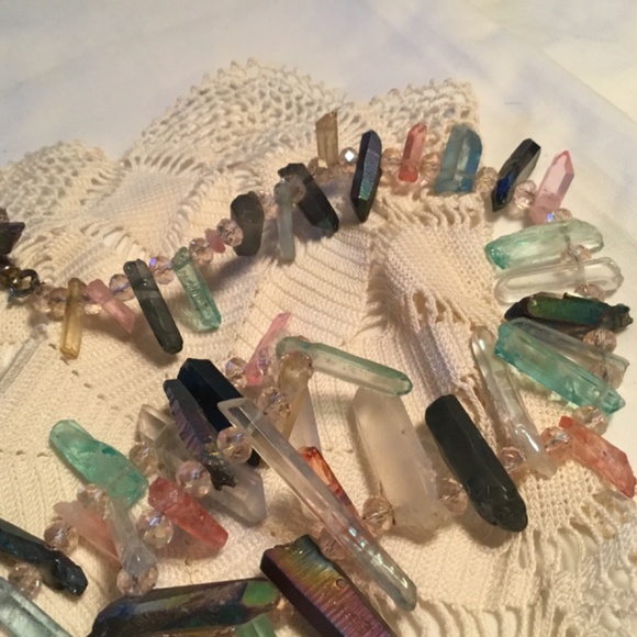 PRISM ELONGATED MULTICOLORED CRYSTAL & QUARTZ. NECKLACE MAGNETIC CLOSURE - Picture 3 of 8